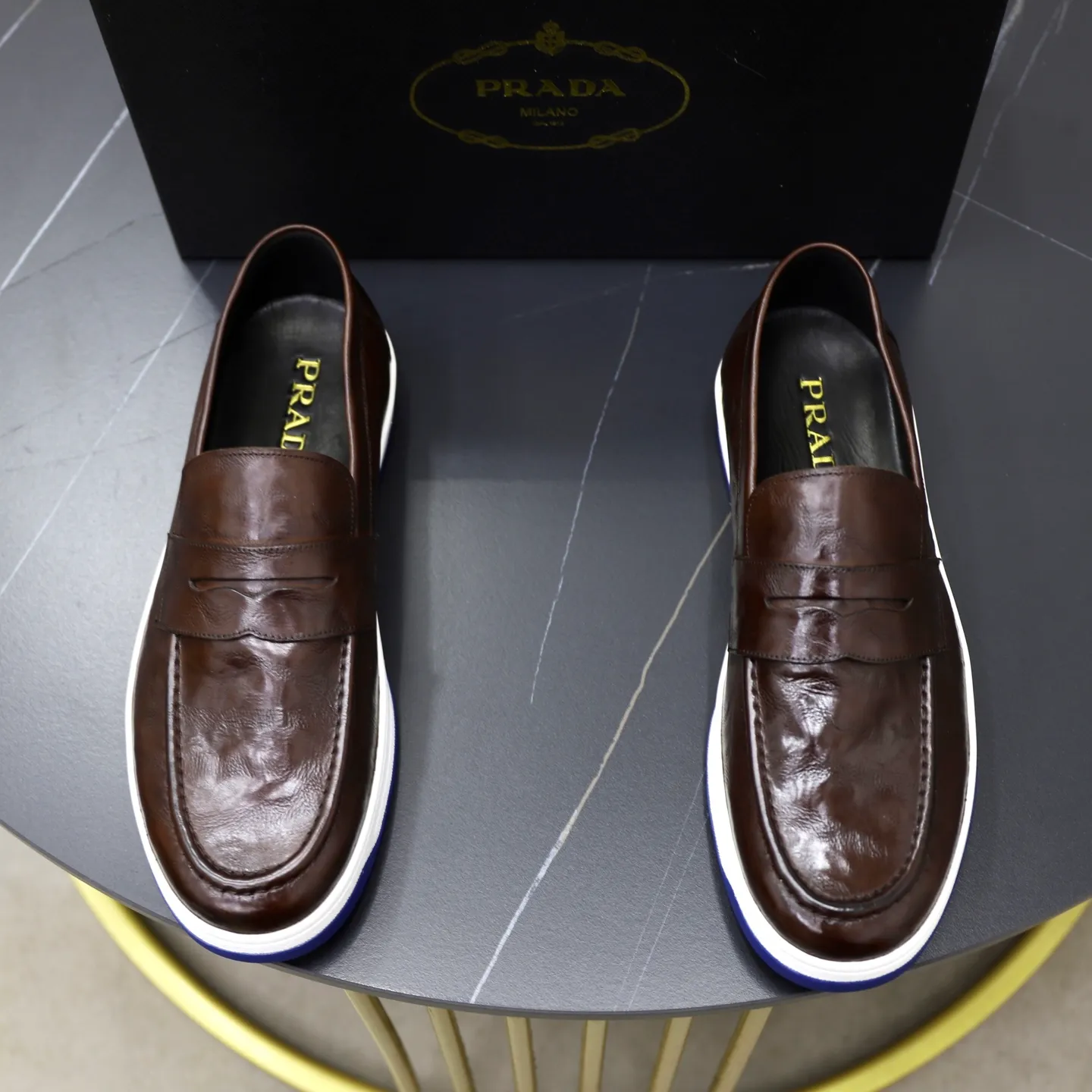 Factory price: 💰640 Prada classic men’s lace-up casual shoes | Imported cowhide upper | Upper stitching layered design, light and breathable | Soft and comfortable | Decorated with PRADA letters on the side | Distinctive sports style, showing the brand style | Lightweight concave and convex pattern rubber soles | Matched with cowhide foot pad lining | Excellent foot feel, fashionable and elegant | Size: 38-44 (45 customized)